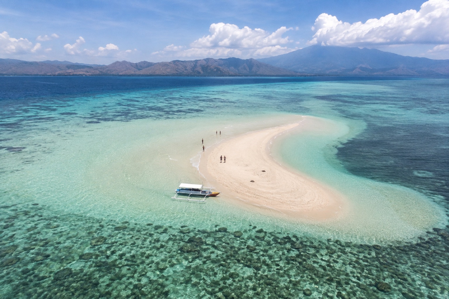 Vue aérienne du banc de sable de Gili Pasir entouré par les récifs