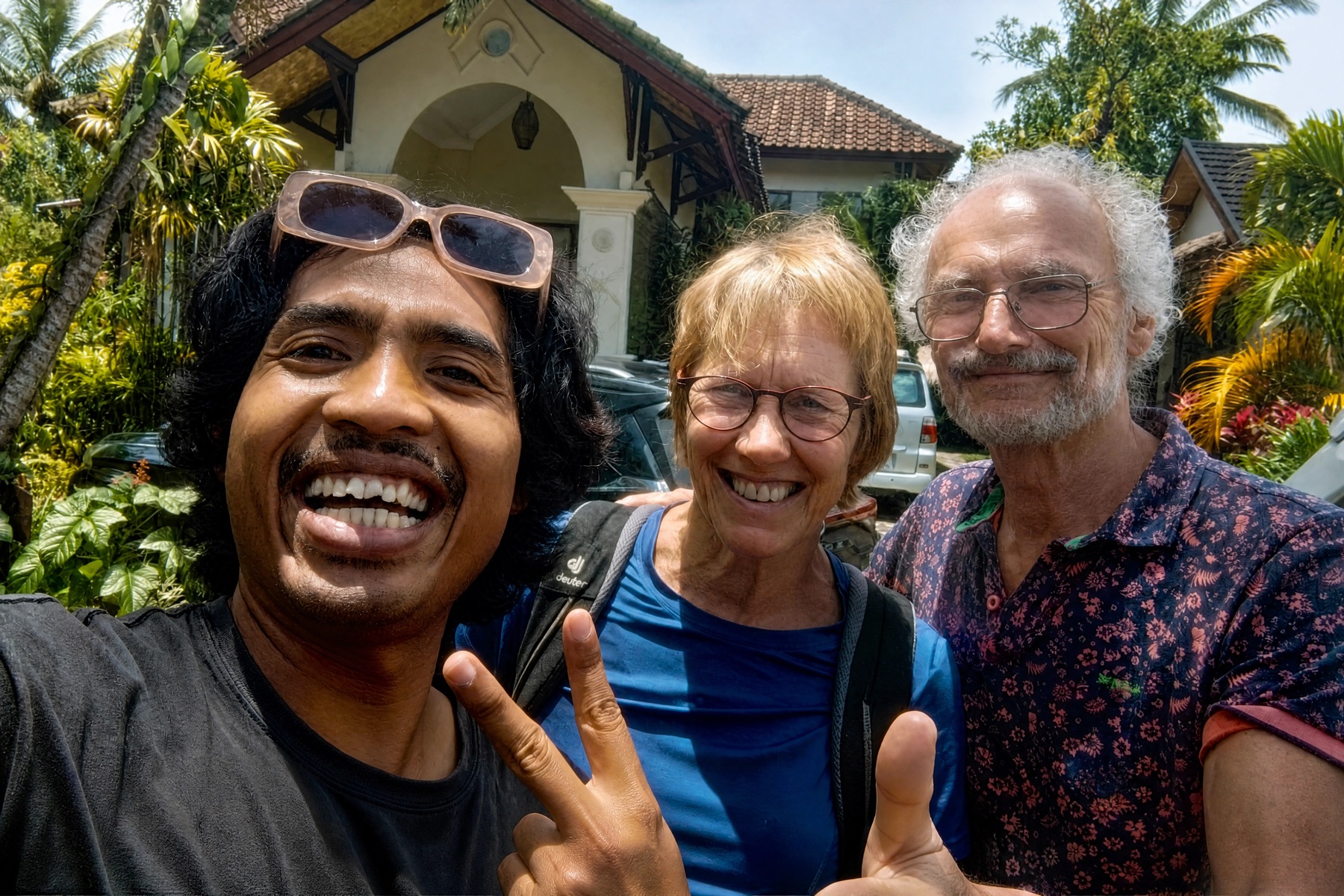 Wawan avec un couple de voyageurs seniors accompagné à Lombok