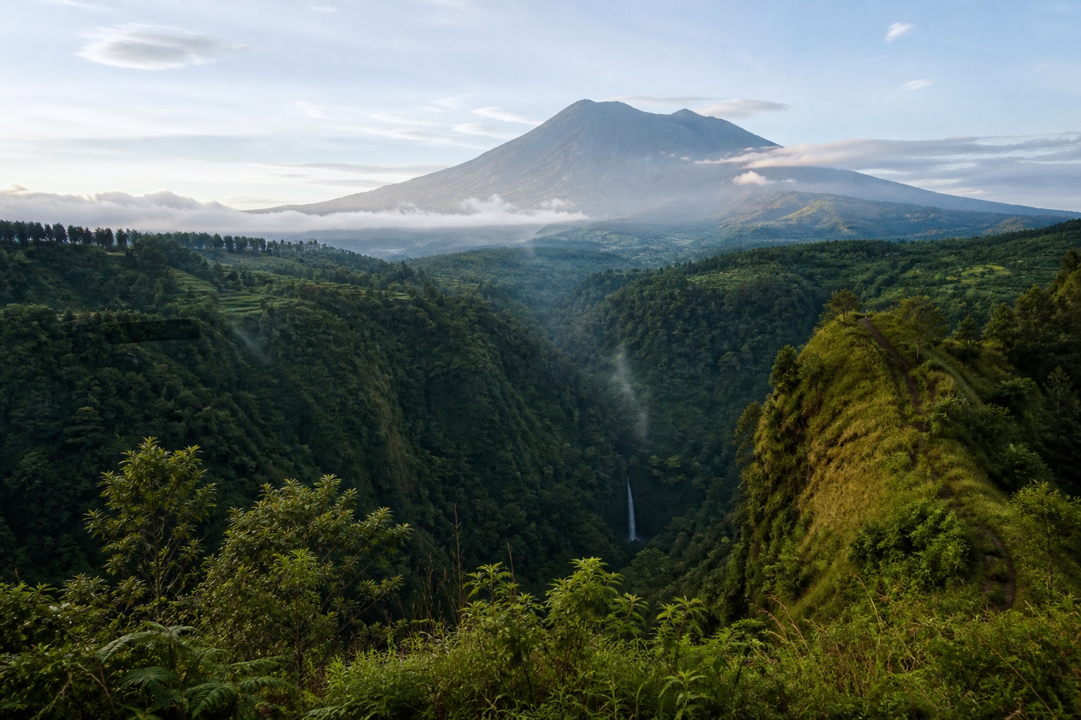 Reliefs verdoyants de Lombok dominés par le mont Rinjani