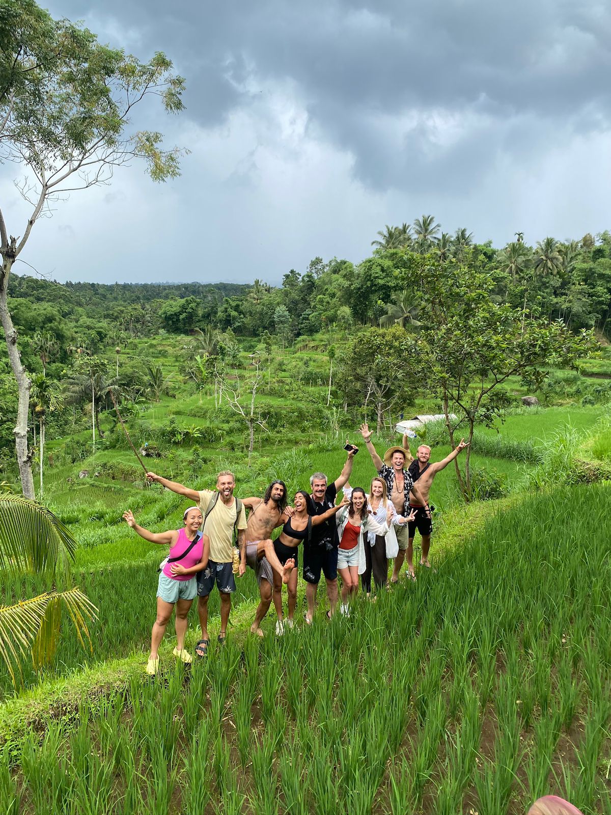 Groupe de voyageurs réuni au milieu des rizières de Lombok